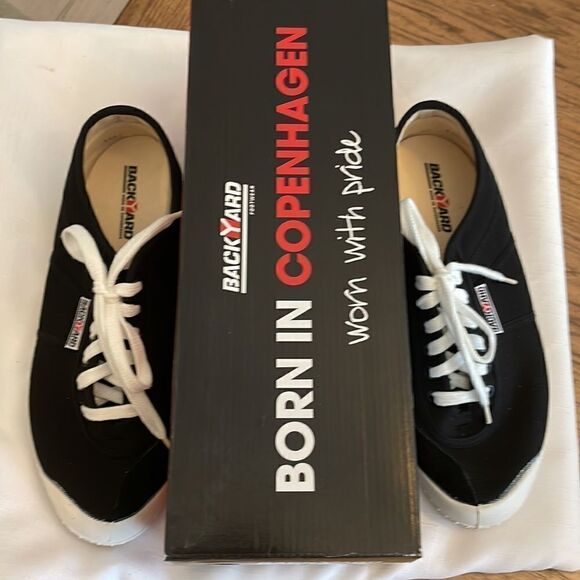 BACKYARD FOOTWEAR BLACK AND WHITE SNEAKERS.  NEW IN BOX - Picture 2 of 8